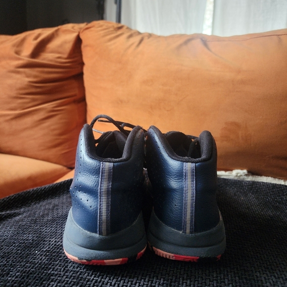 Used Under Armour Youth/Junior size 7 Basketball Shoes - Picture 3 of 5